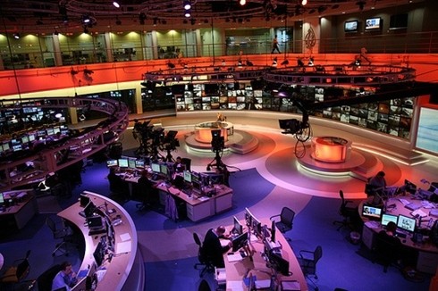 Đế chế truyền thông Al Jazeera, Năm 1996, Tiểu vương của Qatar là Khalifa al Thani đã góp 140 triệu USD để thành lập đế chế truyền thông Al Jazeera. Đài truyền hình có trụ sở tại Doha, Qatar này hiện thu hút hơn 200 triệu người xem trên toàn cầu. Ngày nay, Al Jazeera thuộc quyền sở hữu của Tập đoàn truyền thông Qatar, tổ chức được đồn đoán là vừa rót hơn 1 tỷ USD vào kênh này.