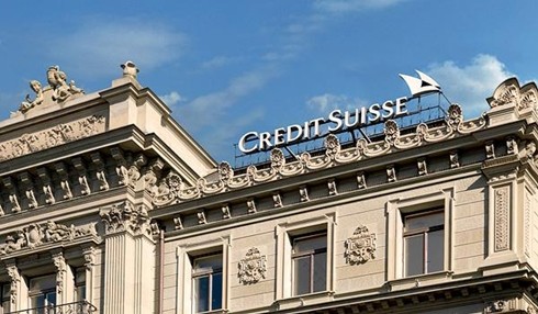 Ngân hàng Credit Suisse QIA hiện sở hữu 6,17% cổ phần tại Credit Suisse. Năm nay, chi nhánh phụ trách bất động sản của quỹ - Qatari Diar - đã mua 50.725 m2 trụ sở của ngân hàng này tại Canary Wharf với giá 517 triệu USD rồi cho chính Credit Suisse thuê lại.