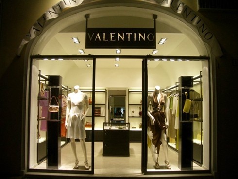 Thương hiệu thời trang Valentino Quỹ tài sản của hoàng tộc này được cho là đang hoàn tất hồ sơ mua lại thương hiệu Valentino của Tập đoàn thời trang Valentino (VFG) với giá 854 triệu USD. Sau khi thâu tóm nhãn hiệu trên, hoàng tộc này còn ngỏ ý mua lại M Missoni - nhánh nhỏ của thương hiệu Missoni (một trong tám nhãn hàng thời trang của VFG).