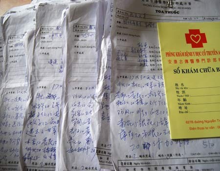 Tại phòng khám y học cổ truyền An Khang, đường Nguyễn Trãi, quận 5, TPHCM, đoàn thanh tra phát hiện nhiều sổ sách khám bệnh, toa thuốc ghi bằng chữ Trung Quốc, tuy nhiên bác sĩ lại không có mặt tại phòng mạch.