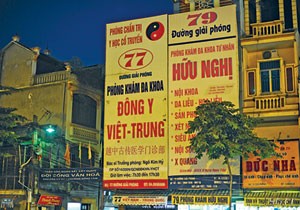 Phòng khám đông y Việt Trung, 77 Giải Phóng, Hà Nội cũng bị cơ quan chức năng phạt vì không có giấy phép hành nghề của bác sĩ người Trung Quốc hoặc giấy phép đã hết hạn sử dụng