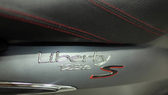 Piaggio đã sử dụng 2 màu đỏ đen để làm điểm nhấn vào các chi tiết của xe như viền đỏ trên vành xe 8 chấu, giảm sóc sau sơn màu đỏ, yên xe đen được khâu nổi với chỉ đỏ và logo với chữ S đen viền đỏ nổi bật ở thân xe