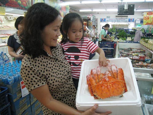 Một siêu thị ở Hà Nội nhập khẩu loại cua Hoàng Đế với giá 5 triệu đồng/con khiến nhiều các bà nội trợ "lắc đầu, lè lưỡi' thừa nhận: Chỉ ngắm thôi chứ mua ăn thì không vì giá quá đắt.
