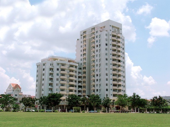 Chung cư Mỹ Phúc nằm trên mặt tiền đường Nguyễn Đức Cảnh, đối diện trường quốc tế Nam Sài Gòn, các tầng áp mái của chung cư là những căn hộ Penthouse