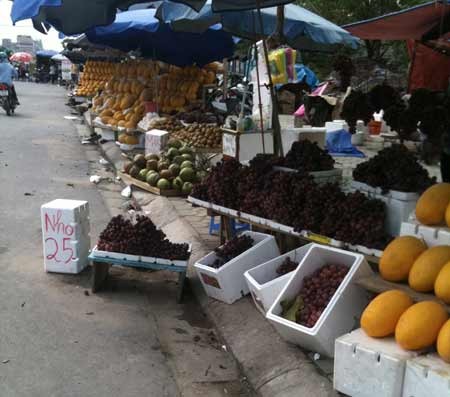 Những thùng nho lớn xuất hiện ngày càng nhiều ở khu chợ hoa quả cóc này