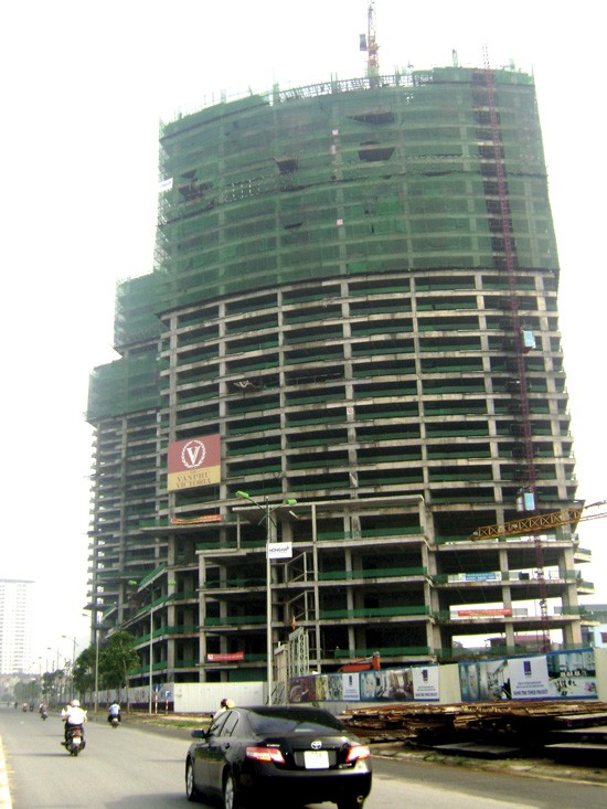 Dự án Văn Phú Victoria mới chỉ xây xong phần khung tầng 28 đã đòi khách đóng tiền quá quy định