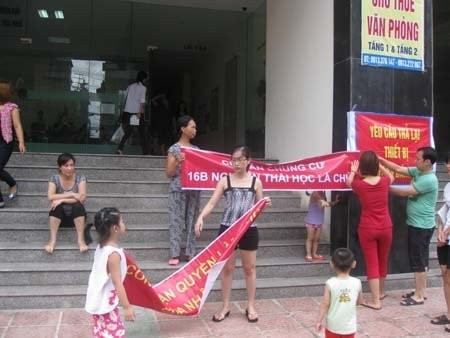 Tranh chấp về phí gửi xe, cư dân tại chung cư 16 B Nguyễn Thái Học, Hà Đông, HN đấu tranh phản đối