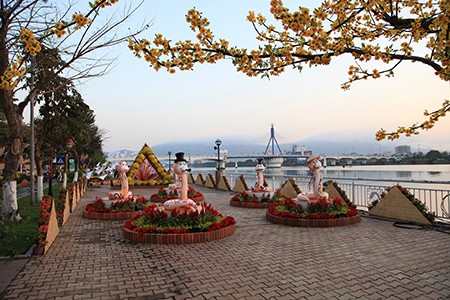Đường hoa xuân Bạch Đằng Đà Nẵng năm 2013 được xây dựng theo chủ đề “Trăm hoa khoe sắc”