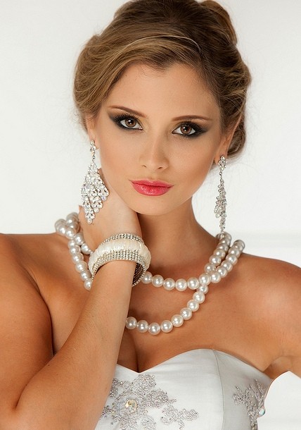Hoa hậu Quốc tế 2011 đẹp rực rỡ với trang sức sang trọng.