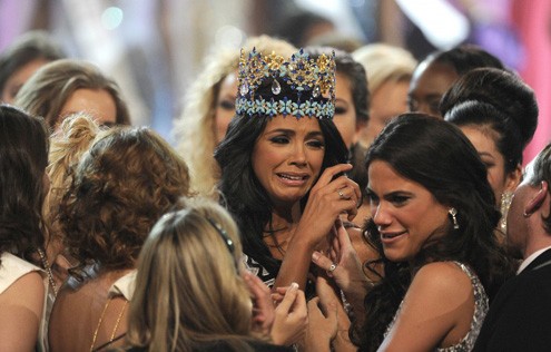 Tân Hoa hậu Ivian Sarcos khóc khi đăng quang Miss World 2011. Ảnh: MW.