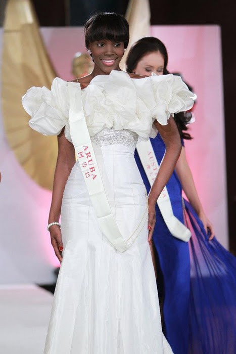 Trông Hoa hậu Aruba rất mất cân đối trong bông hoa trắng muốt này. Chiếc váy nuốt gọn vòng ngực đáng lẽ cần phải được người đẹp khoe ra.