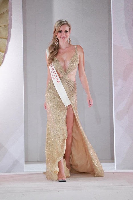 Hoa hậu Gibraltar dường như đang phối tông màu từ tóc đến trang phục. Nhưng trông toàn thể, người ta chỉ thấy sự nhàm tẻ với quá nhiều da thịt phô ra ngoài.