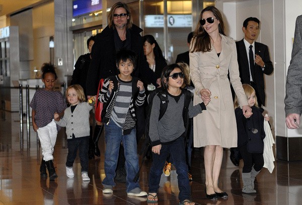 Đại gia đình thu hút sự chú ý khi có mặt tại sân bay với 'lực lượng' áp đảo.
