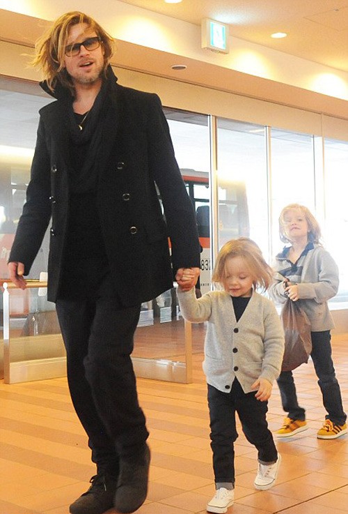 Trước đó, Brad Pitt cùng Angelina Jolie và các con ở lại Budapest một thời gian dài và tránh xa sự soi mói của báo giới.
