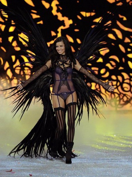 Adriana Lima trong đêm Victoria's Secret Fashion Show 2011. Ảnh: AFP.