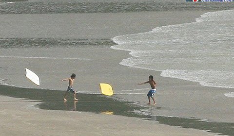 Những cậu nhóc chơi đùa trên bãi biển