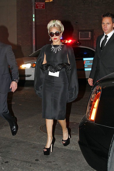 Hôm 20/10, Lady Gaga tới dự một bữa tiệc từ thiện với chiếc váy theo phong cách quý bà cổ điển: váy lụa đen có áo choàng, đeo găng tay, vòng cổ và hoa tai bằng kim cương.