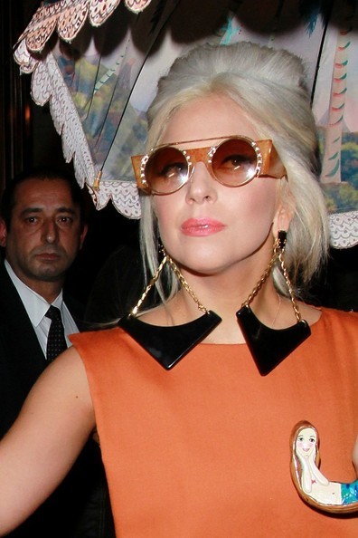 Cán chiếc ô có vẽ hình nàng tiên cá, là một nhân vật ưa thích của Gaga.
