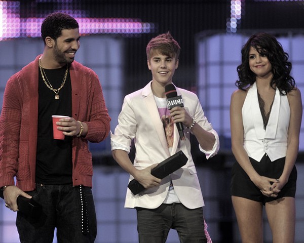 Drake, Justin Bieber và Selena Gomez trên sân khấu của Lễ trao giải MuchMusic Video lần thứ 22 được tổ chức ở Toronto, Canada.
