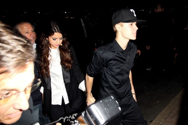 Selena Gomez giữ vai trò người dẫn chương trình trong đêm MTV Europe Music Awards nhưng cô vẫn có Justin Bieber tháp tùng.