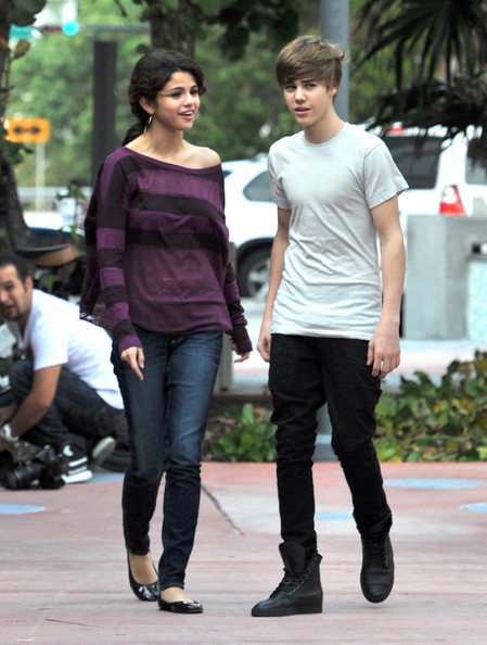 Tin đồn yêu đương bắt đầu xuất hiện vào tháng 12/2010. Cặp đôi tuổi teen bị bắt gặp nắm tay nhau khi đi ăn sáng nhưng vẫn kiên quyết chối bỏ và khẳng định giữa họ chỉ có tình bạn. Sau đó, ngày 18/12/2010, paparazzi lại bắt gặp Justin và Selena ra ngoài cùng nhau trước đêm biểu diễn của 'hoàng tử nhạc pop' ở Miami.