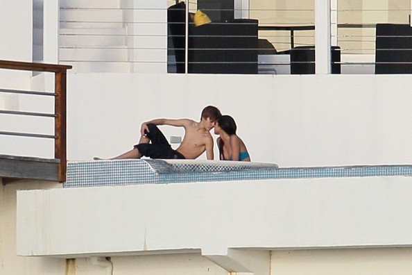 Justin Bieber và Selena Gomez bị bắt gặp đi nghỉ cùng nhau ở vùng biển Caribe cuối tháng 12/2010.