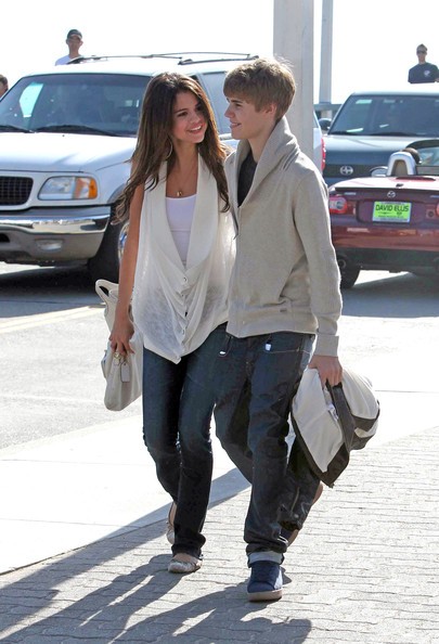 Cặp đôi nổi tiếng đi chơi cùng nhau tại Santa Monica đầu năm 2011.