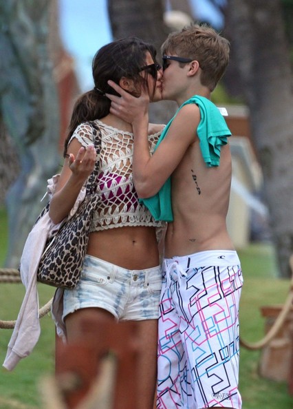 Bieber trao cho cô bạn gái nụ hôn nóng bỏng trên biển Maui.