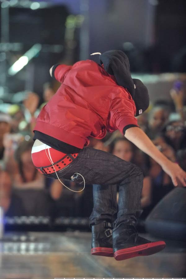 Justin Bieber nghiện... tụt quần? ảnh 1