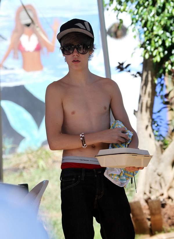 Justin Bieber nghiện... tụt quần? ảnh 21