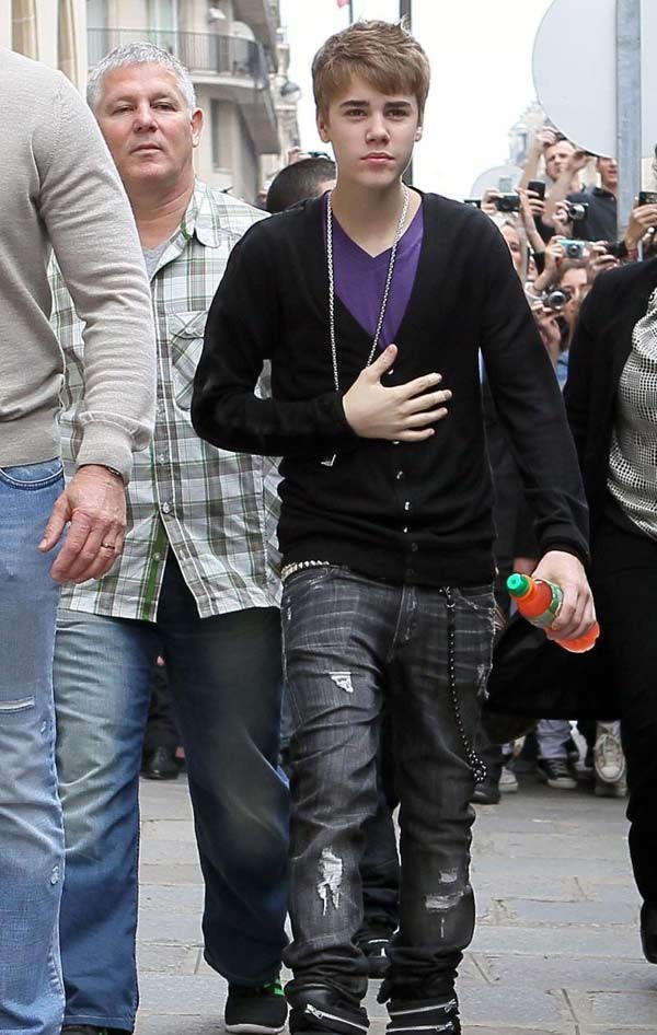Justin Bieber nghiện... tụt quần? ảnh 10