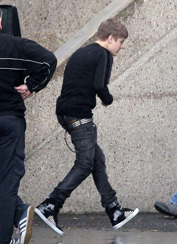 Justin Bieber nghiện... tụt quần? ảnh 12