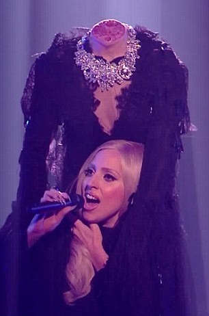 Lady Gaga đeo mô hình người không đầu trên sân khấu X-Factor.