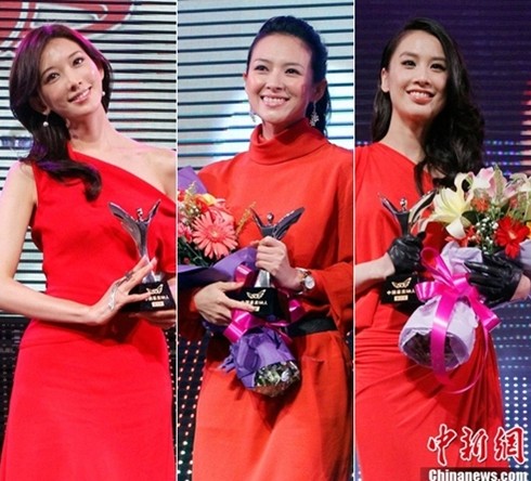 Ba người đẹp gốc Hoa rực rỡ với váy đỏ tại lễ trao giải (từ trái sang): Lâm Chí Linh, Chương Tử Di, Huỳnh Thánh Y.