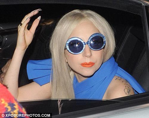 Lady Gaga đeo vuốt như chim ưng ảnh 7