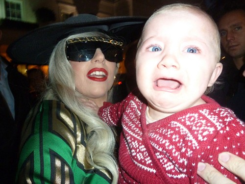 Nhưng bé Loissa òa khóc vì sợ hãi và quay đi tìm bố mẹ, còn Lady Gaga thì bất ngờ trước phản ứng này của bé.