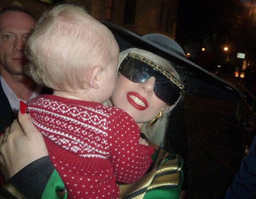 Lady Gaga bế bé Loissa trên tay và cố gắng chụp bức ảnh kỷ niệm.