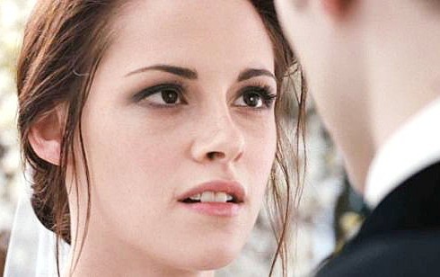 Bella hạnh phúc bên Edward trong đám cưới. Ảnh: Summit.