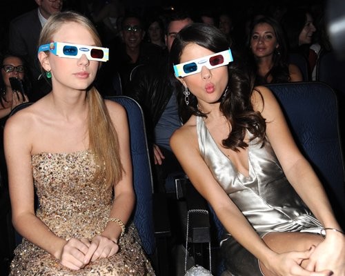 Taylor và Selena nhí nhảnh với kính 3D.