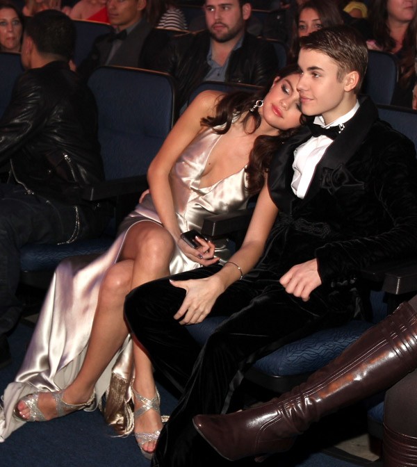 Selena Gomez và Justin Bieber tình cảm ở phía dưới sân khấu của AMAs.
