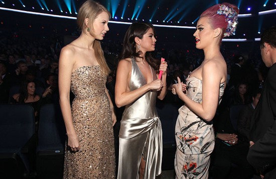 Giờ giải lao, ba người đẹp của đêm trao giải, Taylor Swift, Selena Gomez và Katy Perry trò chuyện rôm rả.