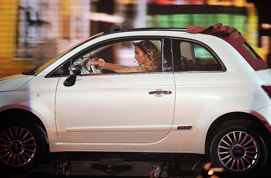 Jennifer Lopez phi ô tô ầm ầm trên sân khấu biểu diễn.