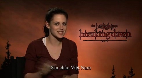 Kristen Stewart chào khán giả Việt Nam. Ảnh chụp từ clip.