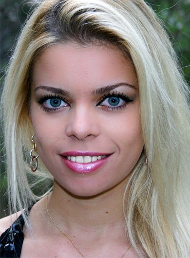 Hoa hậu Albania không xấu, nhưng trông cô như một "con sói nhỏ" có thể khiến người đối diện... hoảng hốt.