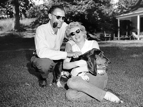 Miller, Monroe và chú chó Hugo trong sân vườn ở Roxbury năm 1956.