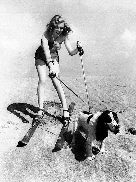 "Khi cô ấy nhìn thấy bất kì chiếc máy ảnh nào, cô ấy đều biết cách làm cho mình tỏa sáng, thật khác biệt", nhà nhiếp ảnh Laszlo Willinger từng nói về Monroe. "Thậm chí khi cố gắng vừa trượt tuyết vừa đi dạo cùng chú chó, trông cô ấy vẫn rất tuyệt diệu".