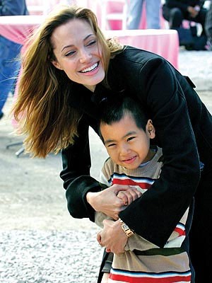 Angelina đưa Maddox đi qua bãi mìn ở Campuchia ảnh 1