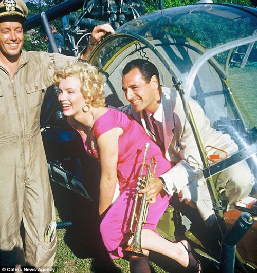 Nhiều nguồn tin cho hay bộ ảnh sẽ được bán đấu giá với giá 60.000 bảng Anh. Trong ảnh: Ray Anthony và Marilyn mỉm cười khi xuống khỏi phi cơ.