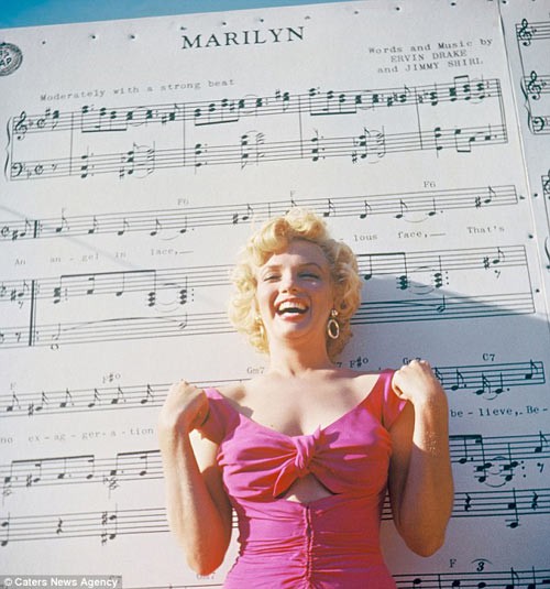 Marilyn chụp hình bên bản nhạc mang chính tên của bà do Ervin Drake và Jimmy Shirl sáng tác