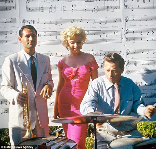 Ray và Marilyn cùng thưởng thức bản nhạc "Marilyn"